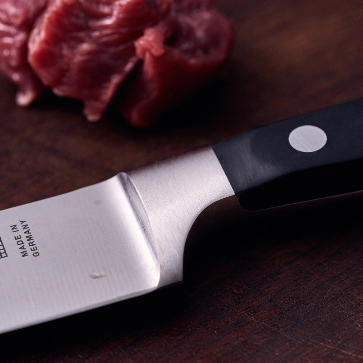 Professional "S" Fleischmesser 200 mm in Schwarz präsentiert im Onlineshop von KAQTU Design AG. Küchenmesser ist von Zwilling Kitchen