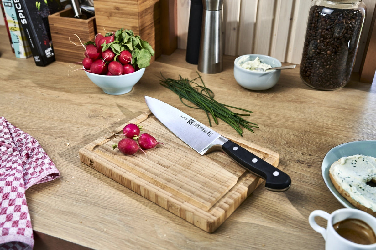 Professional "S" Kochmesser 200 mm in Schwarz präsentiert im Onlineshop von KAQTU Design AG. Küchenmesser ist von Zwilling Kitchen