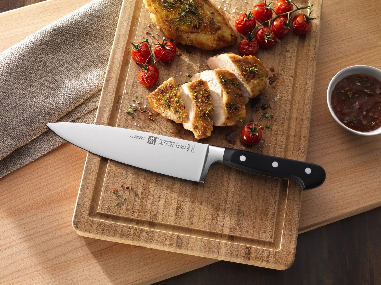 Erleben Sie das Zwilling Professional "S" Kochmesser 200 mm – perfektes Werkzeug für präzise Schnitte, mit komfortablem Griff und exzellenter Verarbeitung.