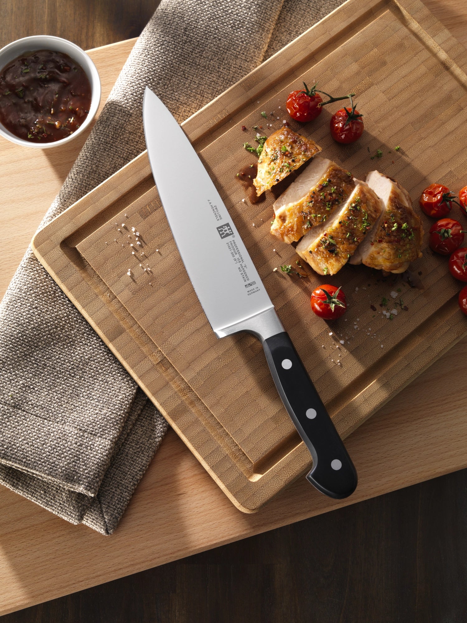 Erleben Sie das Zwilling Professional "S" Kochmesser 200 mm – perfektes Werkzeug für präzise Schnitte, mit ergonomischem Griff und erstklassiger Verarbeitung.