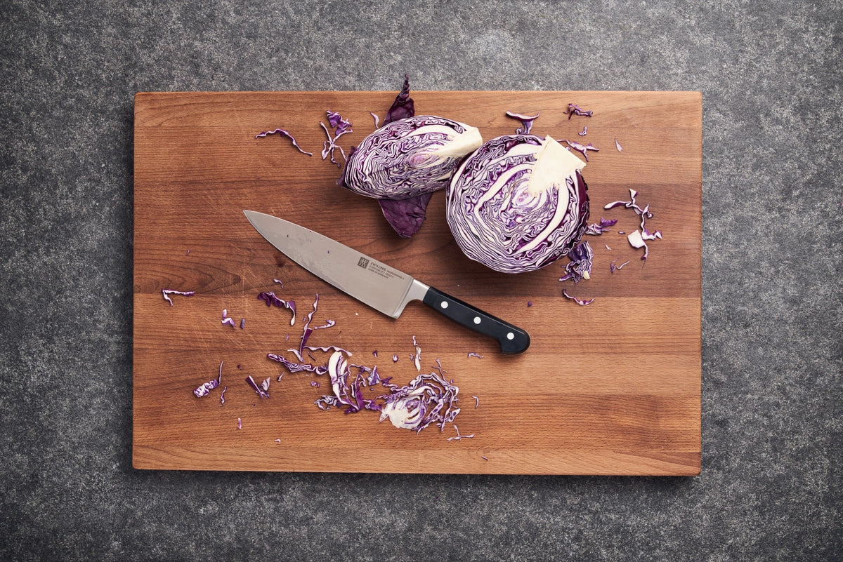 Professional "S" Universalmesser 130 mm in Schwarz präsentiert im Onlineshop von KAQTU Design AG. Küchenmesser ist von Zwilling Kitchen