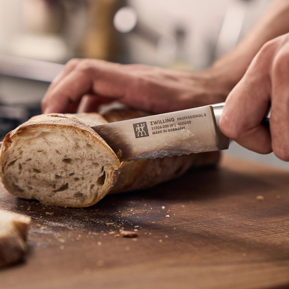 Professional "S" Brotmesser 200 mm in Schwarz präsentiert im Onlineshop von KAQTU Design AG. Küchenmesser ist von Zwilling Kitchen