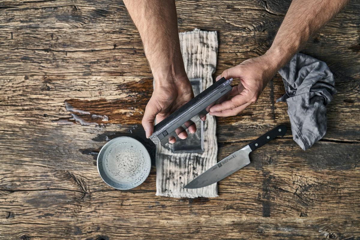 Wetzstein TWIN Finishing Stone Pro 3000/8000 in Schwarz präsentiert im Onlineshop von KAQTU Design AG. Küchenmesser ist von Zwilling Kitchen