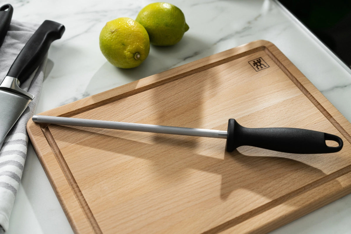 Wetzstahl 230 mm Kunststoff-Griff in Schwarz präsentiert im Onlineshop von KAQTU Design AG. Küchenmesser ist von Zwilling Kitchen