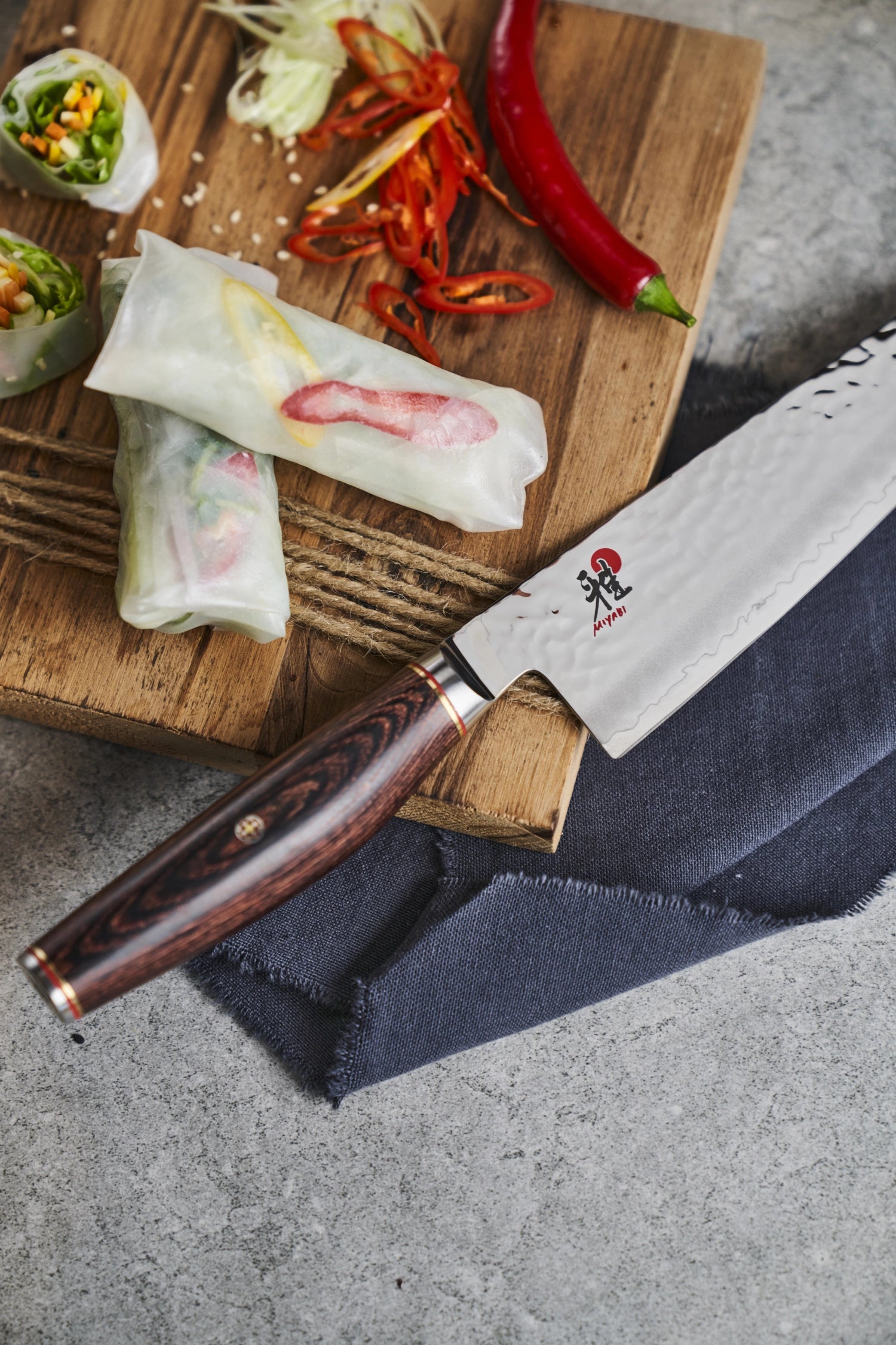 Erleben Sie das MIYABI 6000MCT Gyutoh (200mm) – ein Meisterwerk aus MicroCarbide Stahl, ideal für präzises Schneiden und edel im Design.