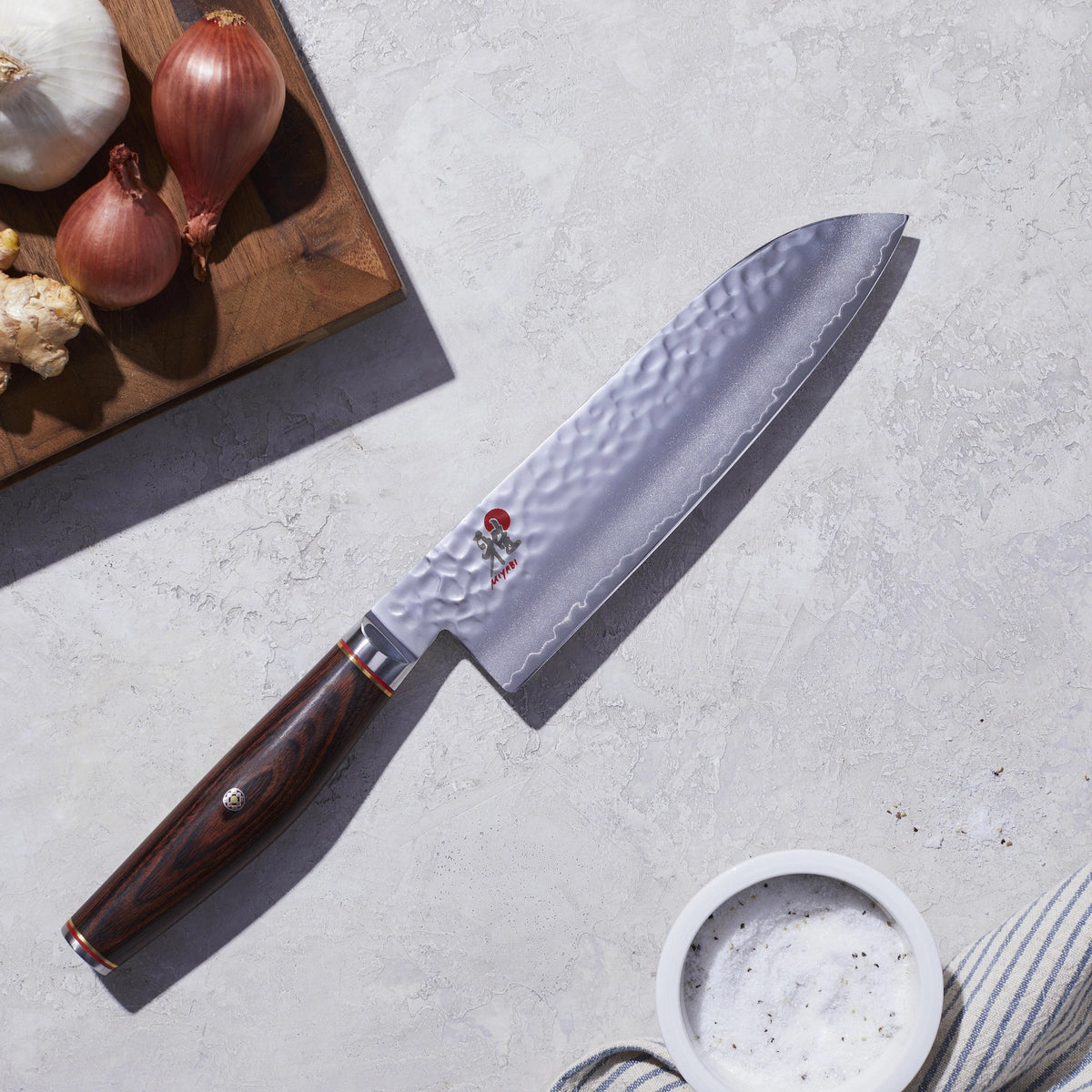 MIYABI 6000MCT Santoku, 180mm in Silber präsentiert im Onlineshop von KAQTU Design AG. Damastmesser ist von Miyabi