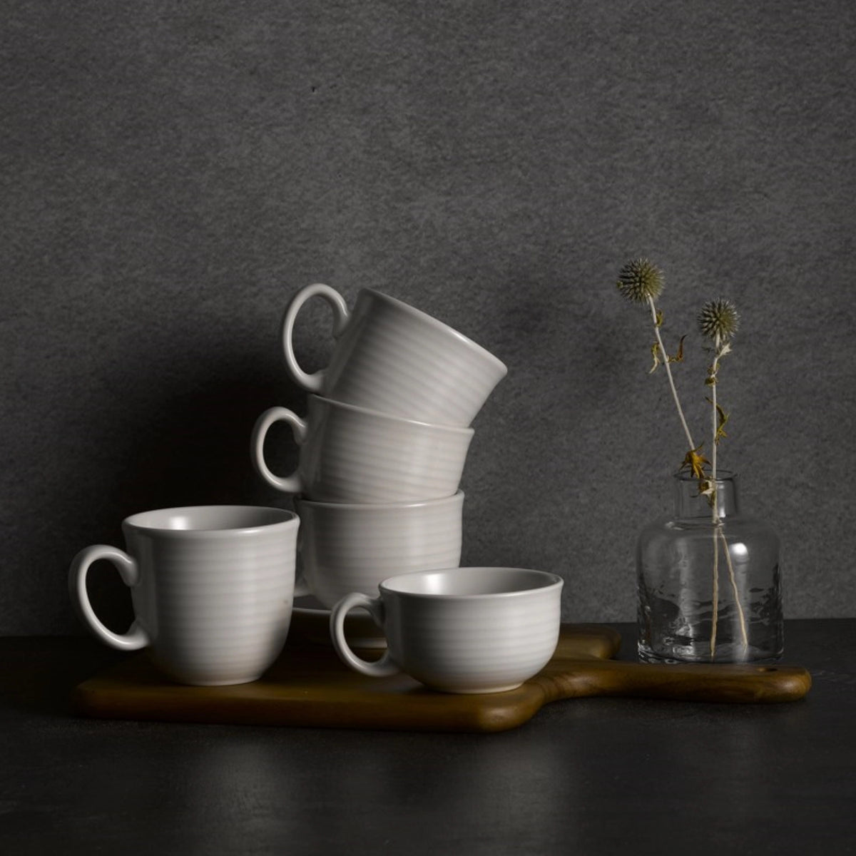 Weisser Becher Evo Pearl von Churchill aus Keramik und Steinzeug mit matter Glasur, H8.5cm, charakteristischer Evo-Prägung und handgefertigtem Erscheinungsbild.
