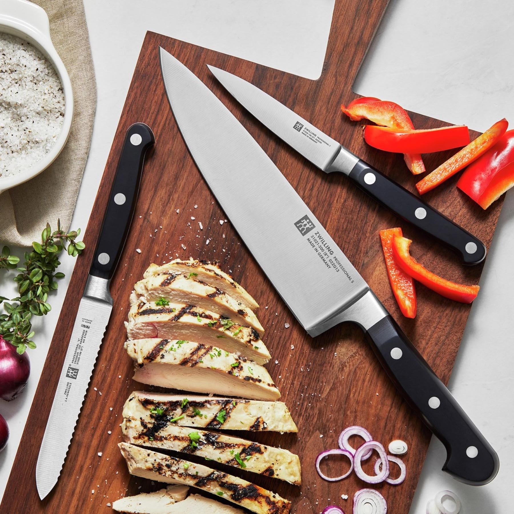 Elegantes 2-teiliges Messerset von Zwilling, bestehend aus einem Spick- und einem Kochmesser, ideal für präzises Schneiden in der Küche.