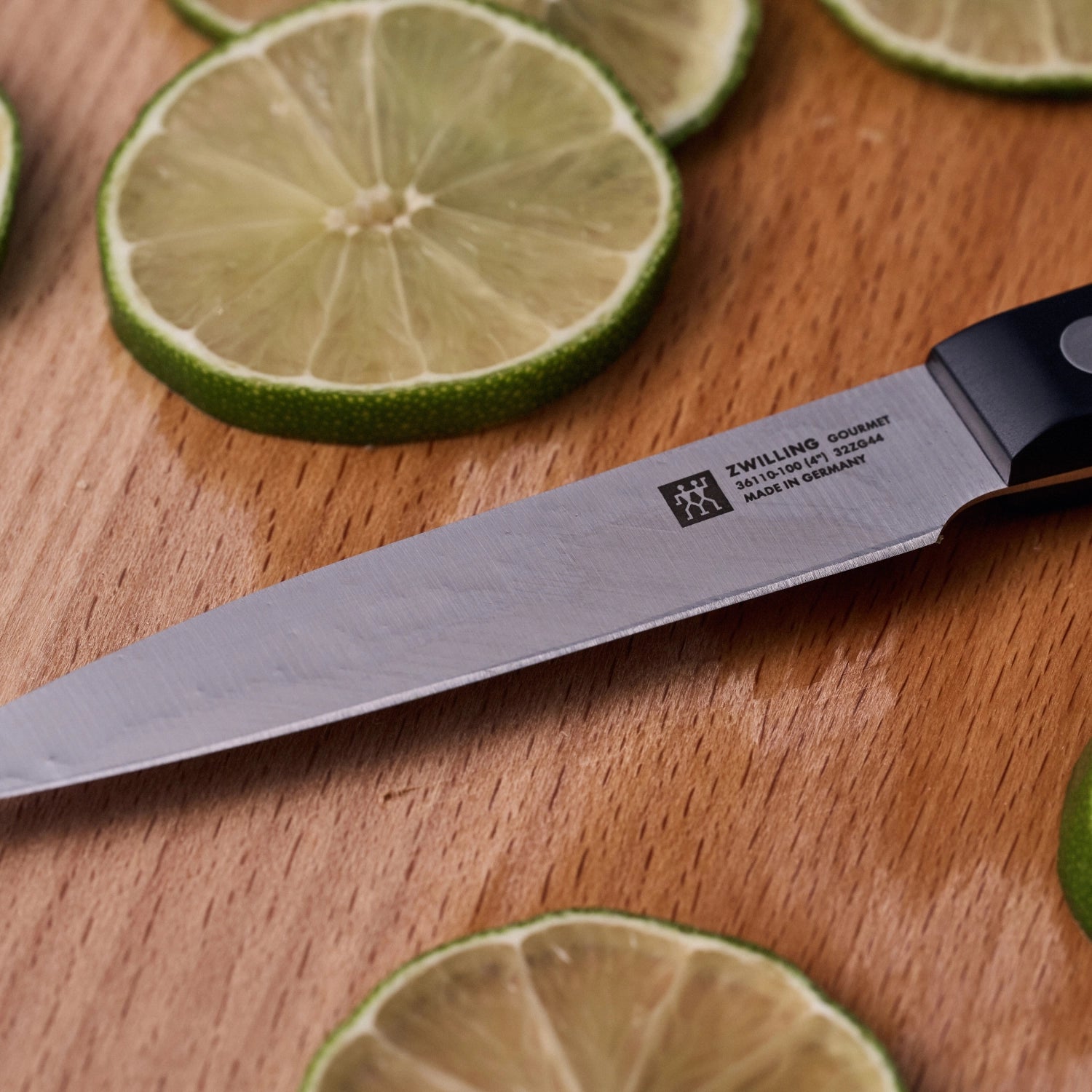 Erleben Sie das ZWILLING Gourmet Schälmesser (100 mm) – perfekt zum Schälen und Schneiden von Obst und Gemüse. Hochwertige Verarbeitung für beste Ergebnisse.