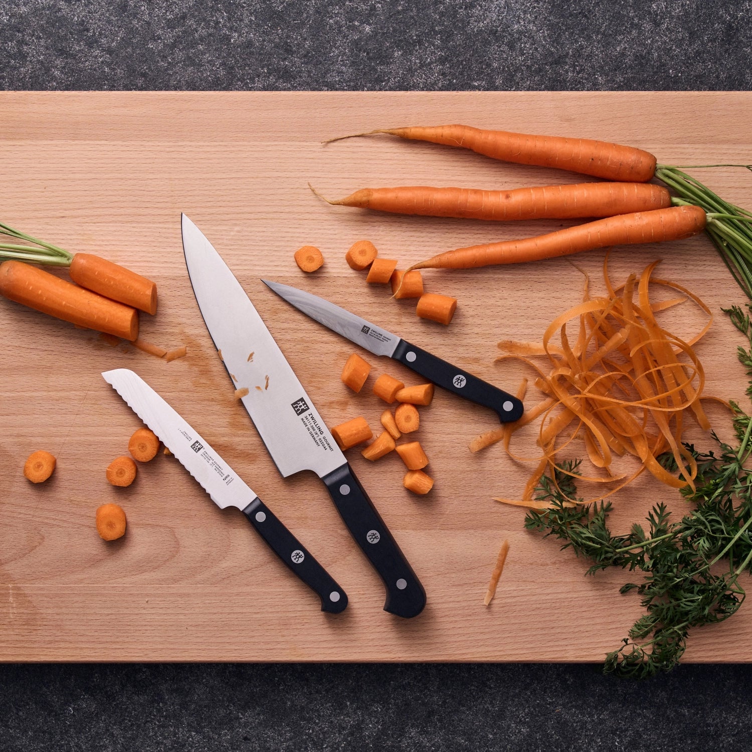 Erleben Sie das ZWILLING Gourmet Schälmesser (100 mm) – perfekt für feine Schneidarbeiten. Hochwertige Verarbeitung und komfortabler Griff für müheloses Arbeiten.