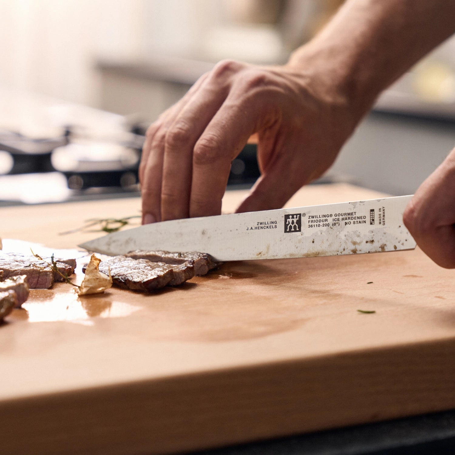 Erleben Sie das ZWILLING Gourmet Fleischmesser (200 mm) – für müheloses Schneiden von Fleisch. Hochwertige Klinge für exakte Ergebnisse!