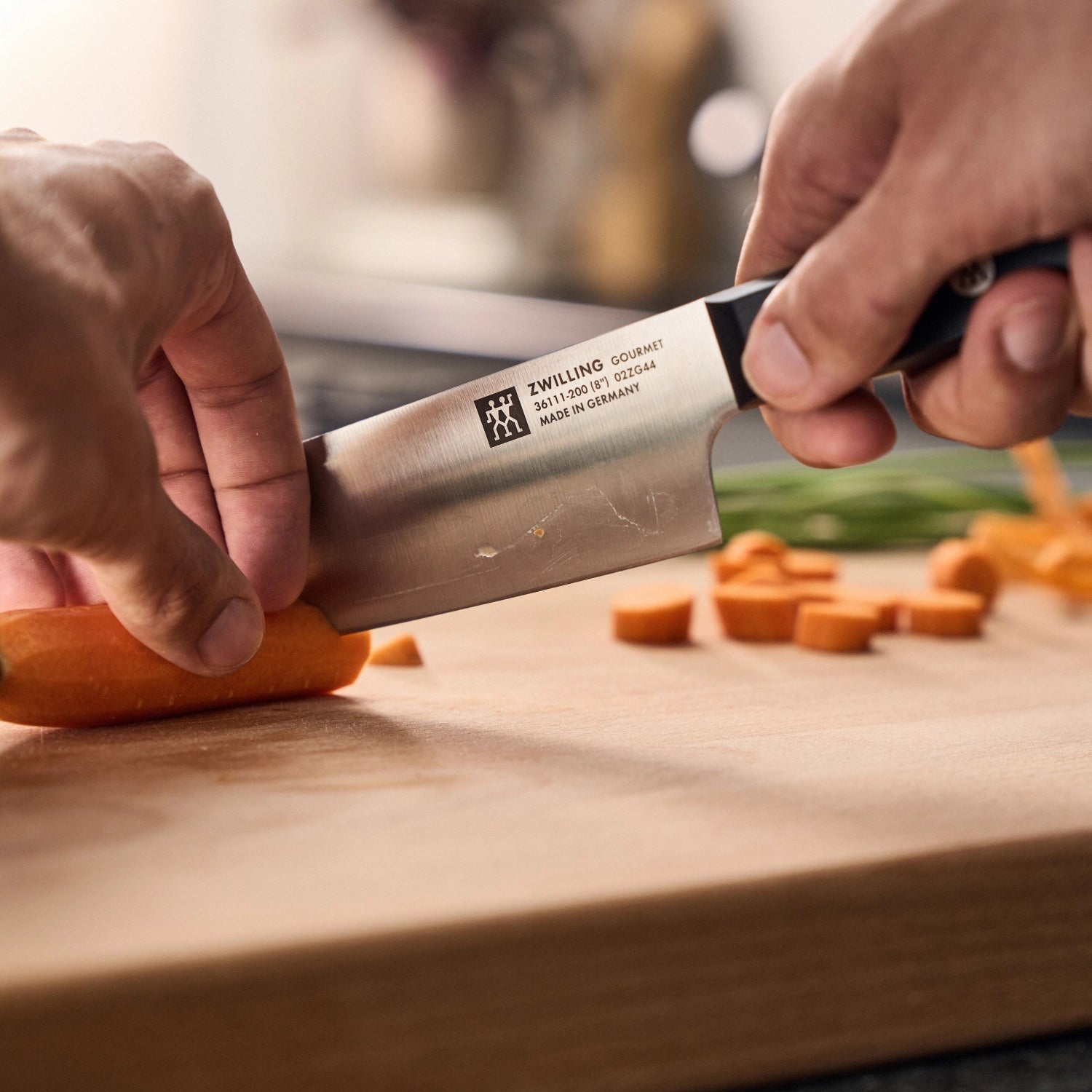 Erleben Sie das ZWILLING Gourmet Kochmesser, 200 mm – Ihr perfekter Partner für präzises Schneiden, mit langlebiger Klinge und ergonomischem Griff.