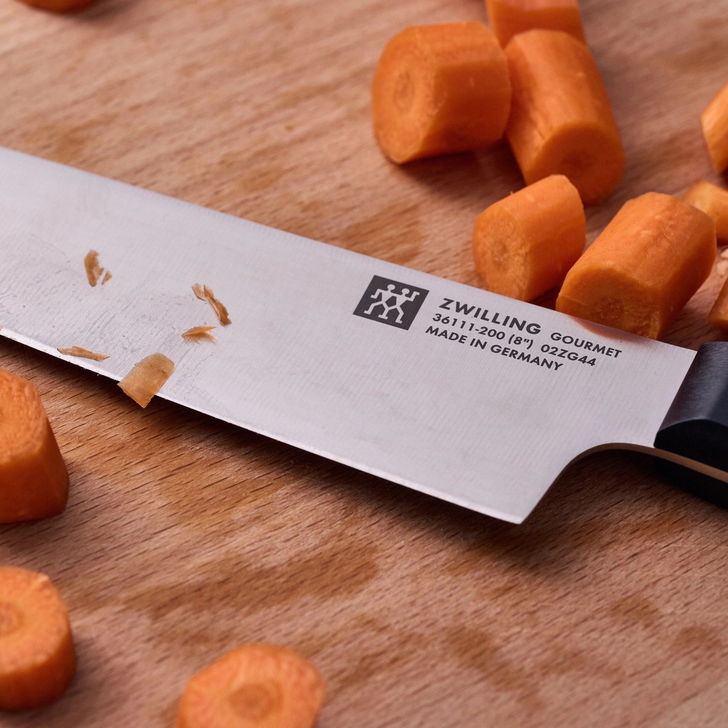 Erleben Sie das ZWILLING Gourmet Kochmesser, 200 mm – Ihr perfekter Partner für präzises Schneiden. Hochwertiger Spezialstahl und ergonomischer Griff für besten Komfort.