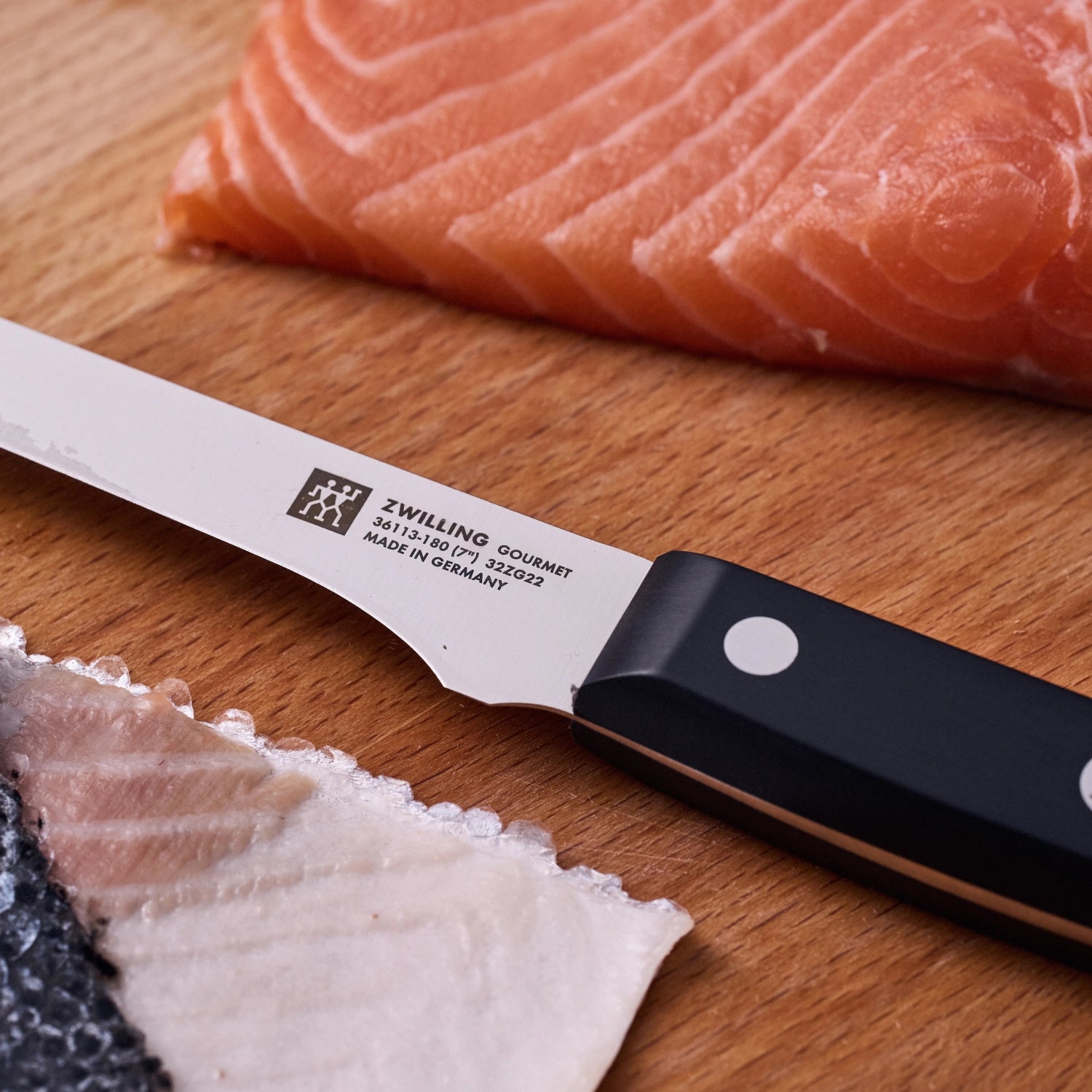 Erleben Sie das ZWILLING Gourmet Filiermesser (180 mm) – ideal für filigranes Schneiden von Fisch und Fleisch. Präzise Klinge, komfortabler Griff.