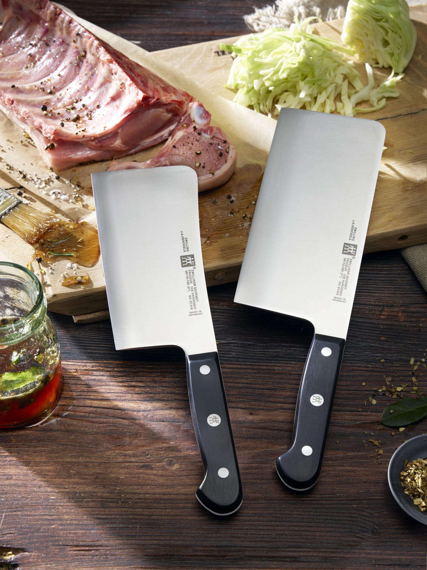 Erleben Sie das ZWILLING Gourmet Hackmesser (150 mm) – perfekt für müheloses Hacken, mit robuster Klinge und komfortablem Griff für optimale Kontrolle.