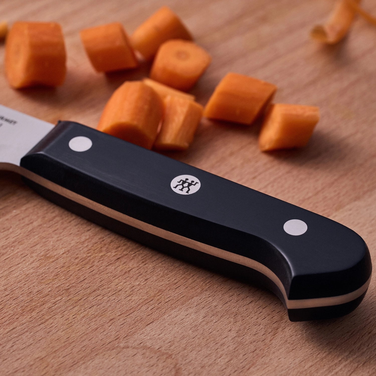 Erleben Sie das ZWILLING Gourmet Hackmesser (150 mm) – perfekt zum mühelosen Hacken von Fleisch und Gemüse, mit robuster Klinge und komfortablem Griff.