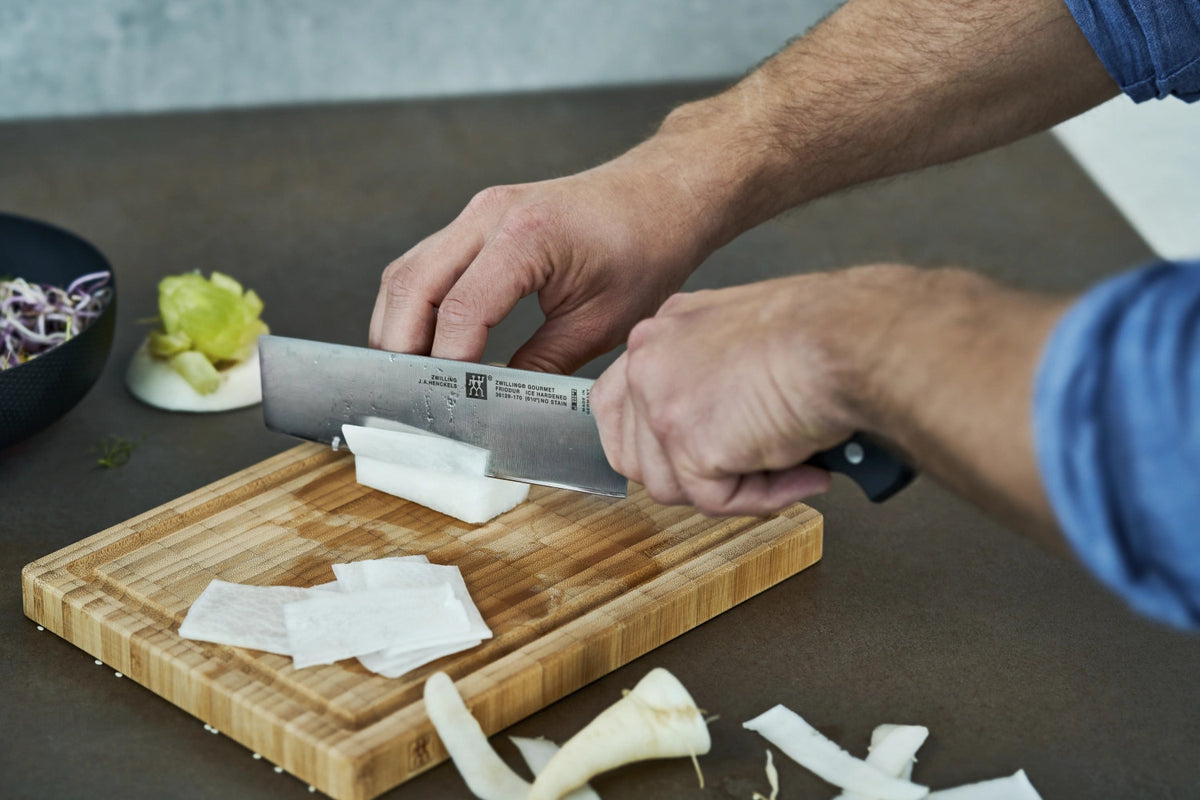 ZWILLING Gourmet Nakiri 170mm in Schwarz präsentiert im Onlineshop von KAQTU Design AG. Küchenmesser ist von Zwilling Kitchen