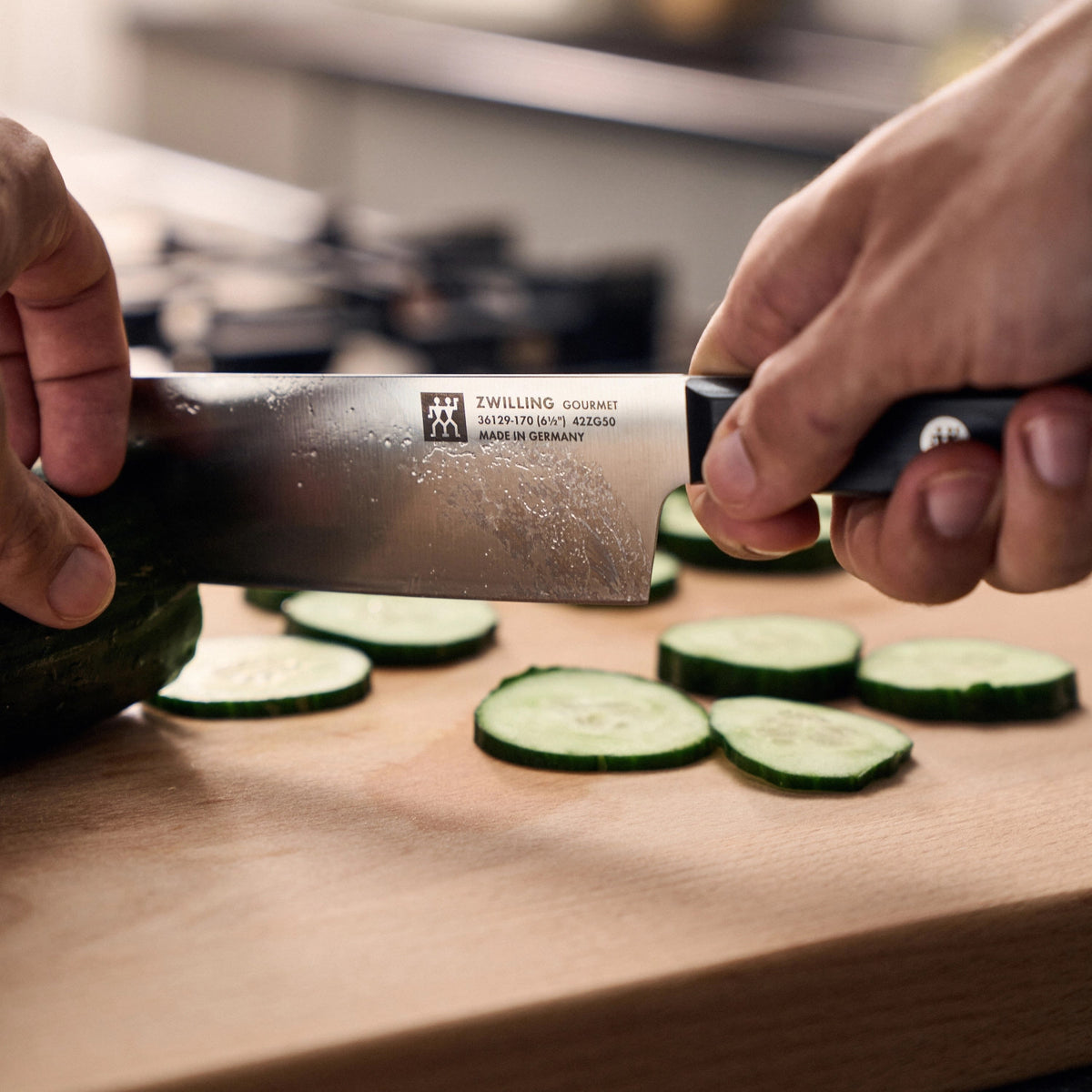 ZWILLING Gourmet Nakiri 170mm in Schwarz präsentiert im Onlineshop von KAQTU Design AG. Küchenmesser ist von Zwilling Kitchen