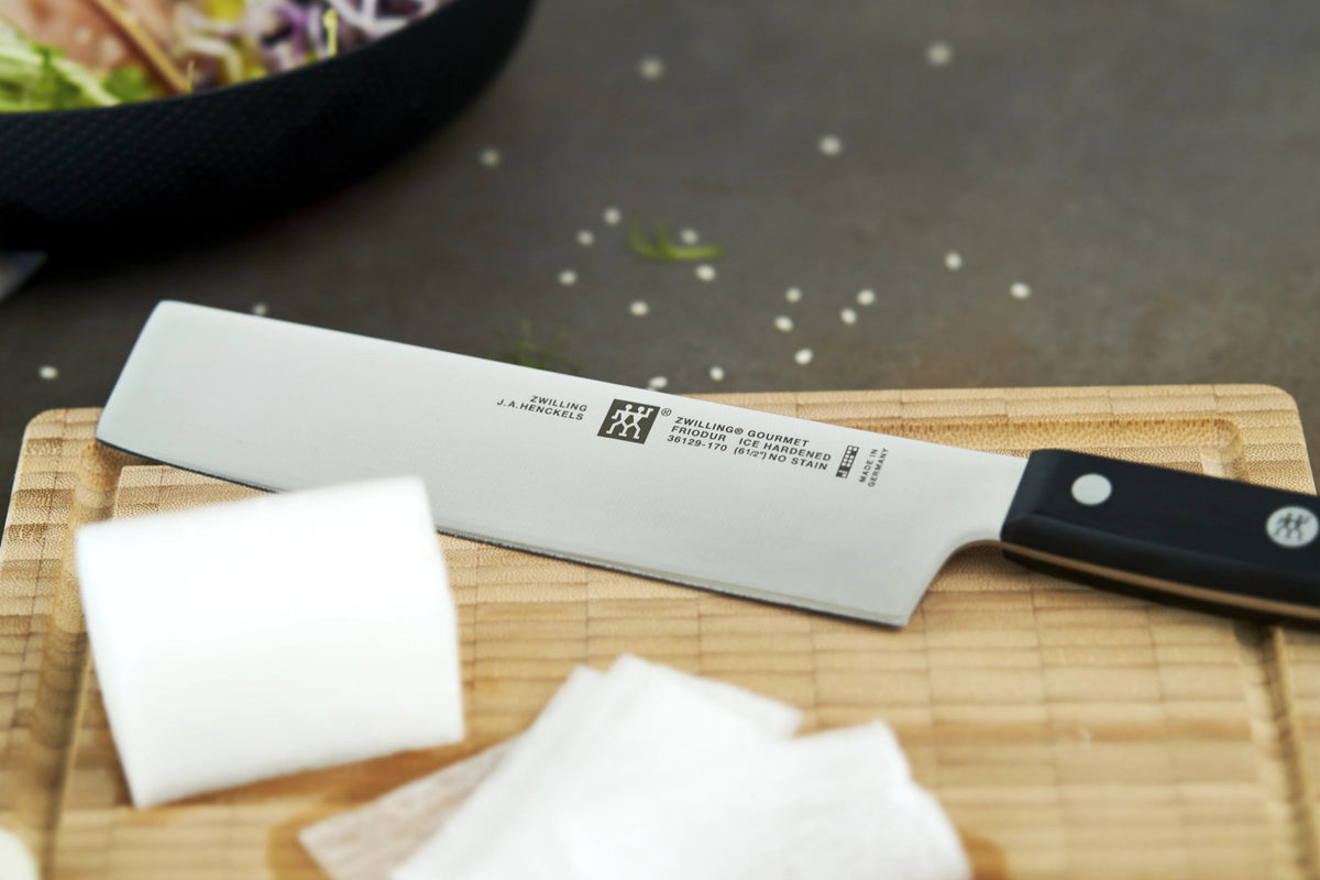 ZWILLING Gourmet Nakiri 170mm in Schwarz präsentiert im Onlineshop von KAQTU Design AG. Küchenmesser ist von Zwilling Kitchen