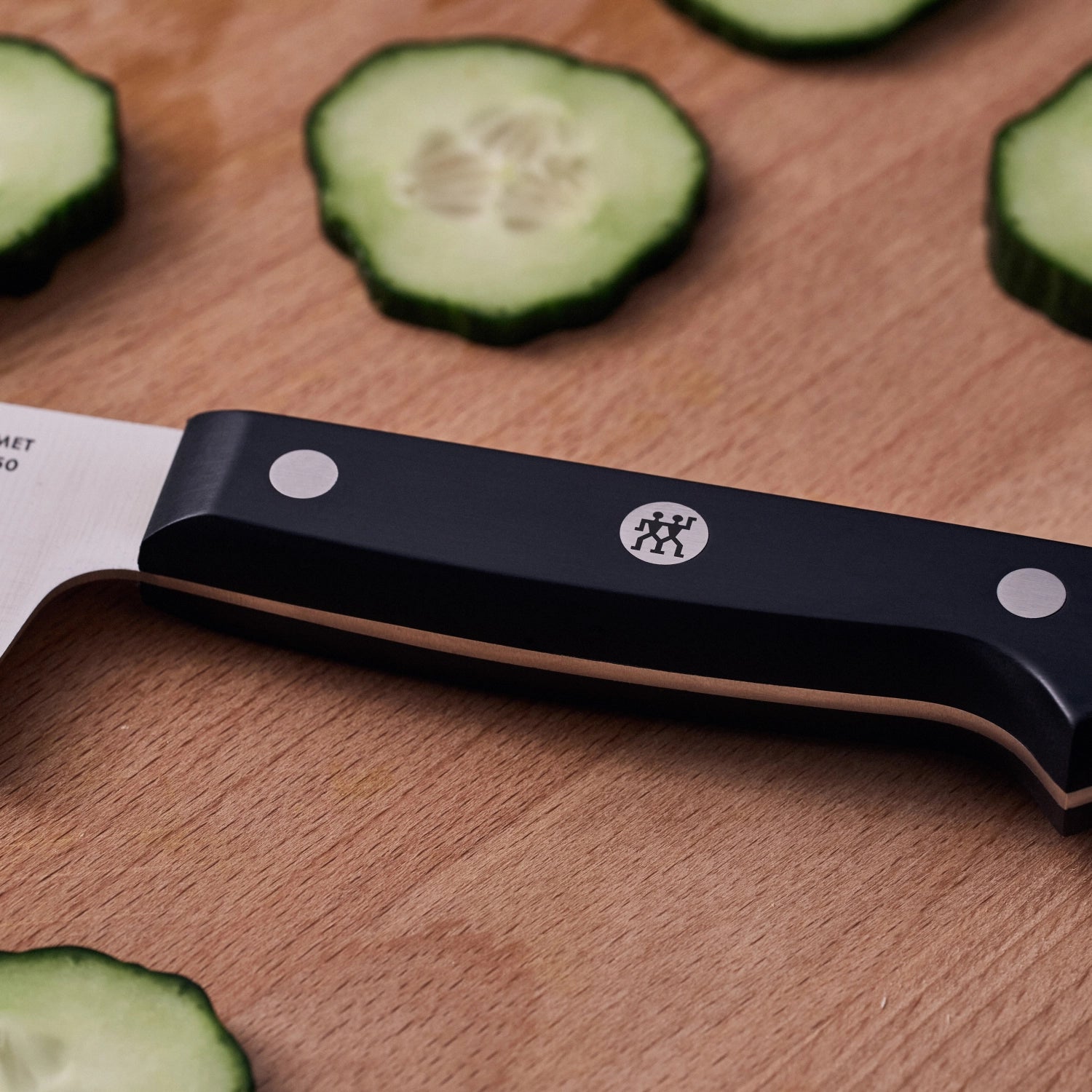 Entdecken Sie das ZWILLING Gourmet Nakiri 170mm – ein hochwertiges Küchenmesser, das durch seine exzellente Schneidfähigkeit und ergonomische Handhabung überzeugt.