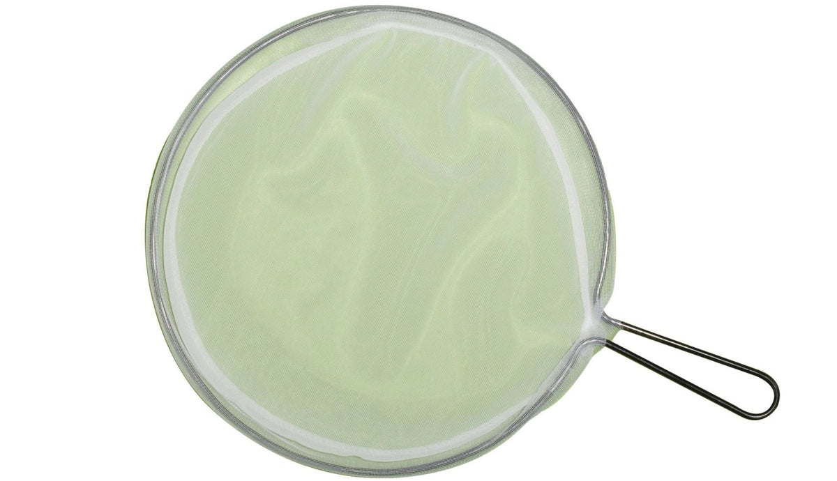 Graues Suppensieb / Passiernetz mit rundem Metallrahmen und feinmaschigem Nylonnetz, Durchmesser 24cm, Draufsicht auf Küchensieb.