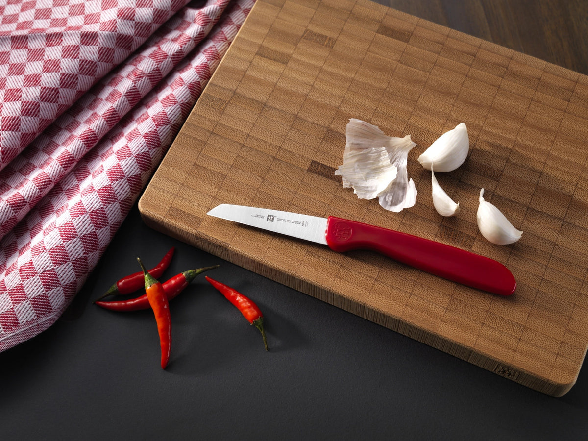 Twin Grip Gemüsemesser rot 70 mm in Schwarz präsentiert im Onlineshop von KAQTU Design AG. Küchenmesser ist von Zwilling Kitchen