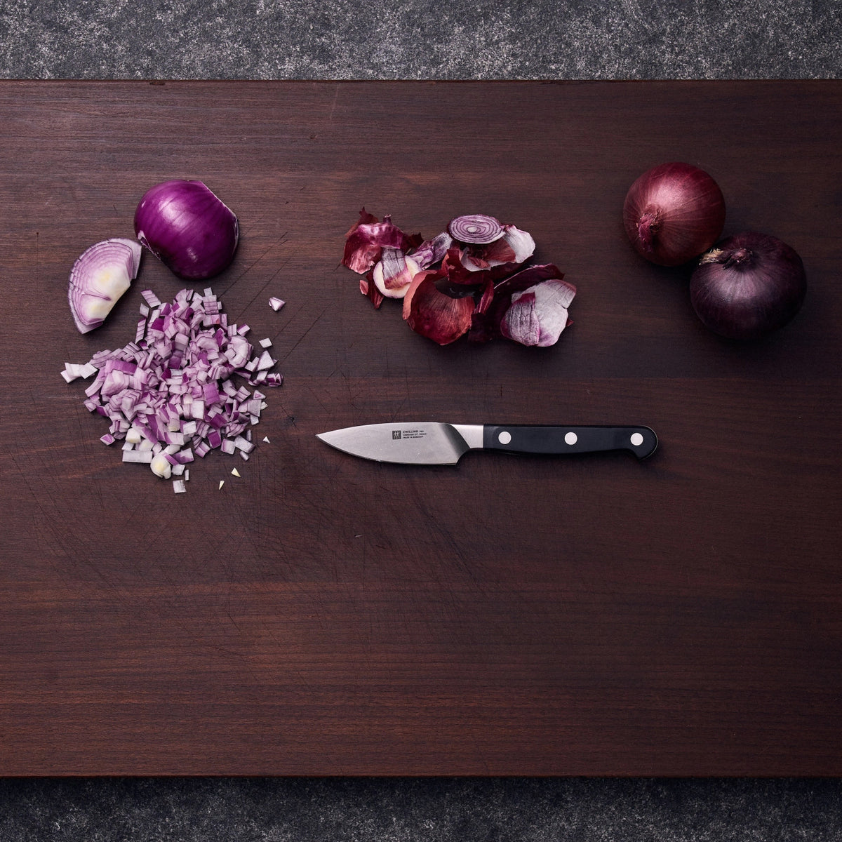 Zwilling Pro Spick- und Garniermesser 80 mm in Schwarz präsentiert im Onlineshop von KAQTU Design AG. Küchenmesser ist von Zwilling Kitchen