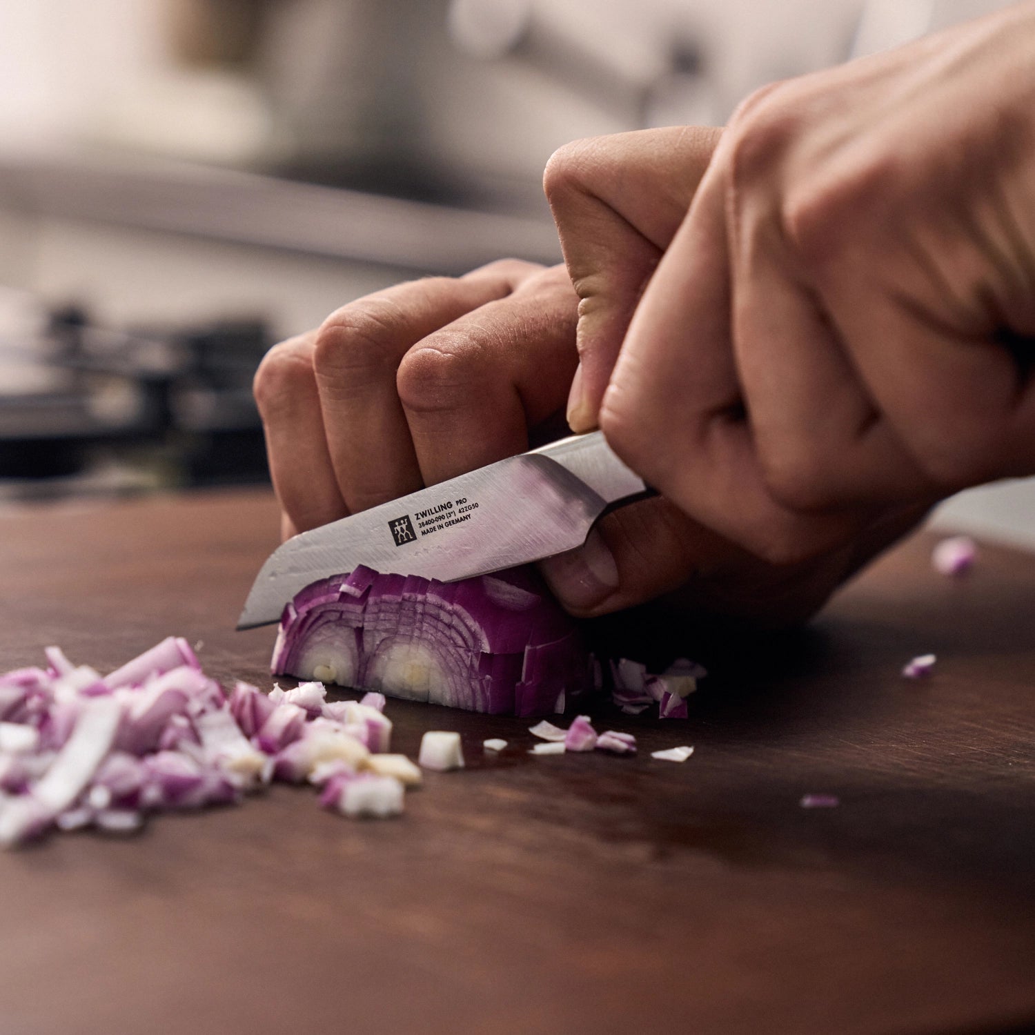 Entdecken Sie das Zwilling Pro Gemüsemesser 90 mm – ein präzises, elegantes Küchenwerkzeug für Profis und Hobbyköche. Ideal für Gemüse und Obst!