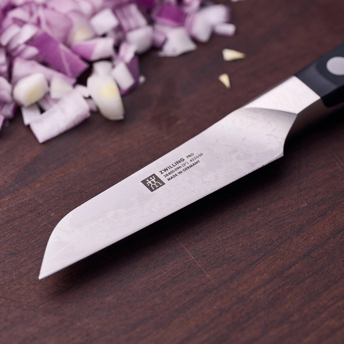 Zwilling Pro Gemüsemesser 90 mm in Schwarz präsentiert im Onlineshop von KAQTU Design AG. Küchenmesser ist von Zwilling Kitchen