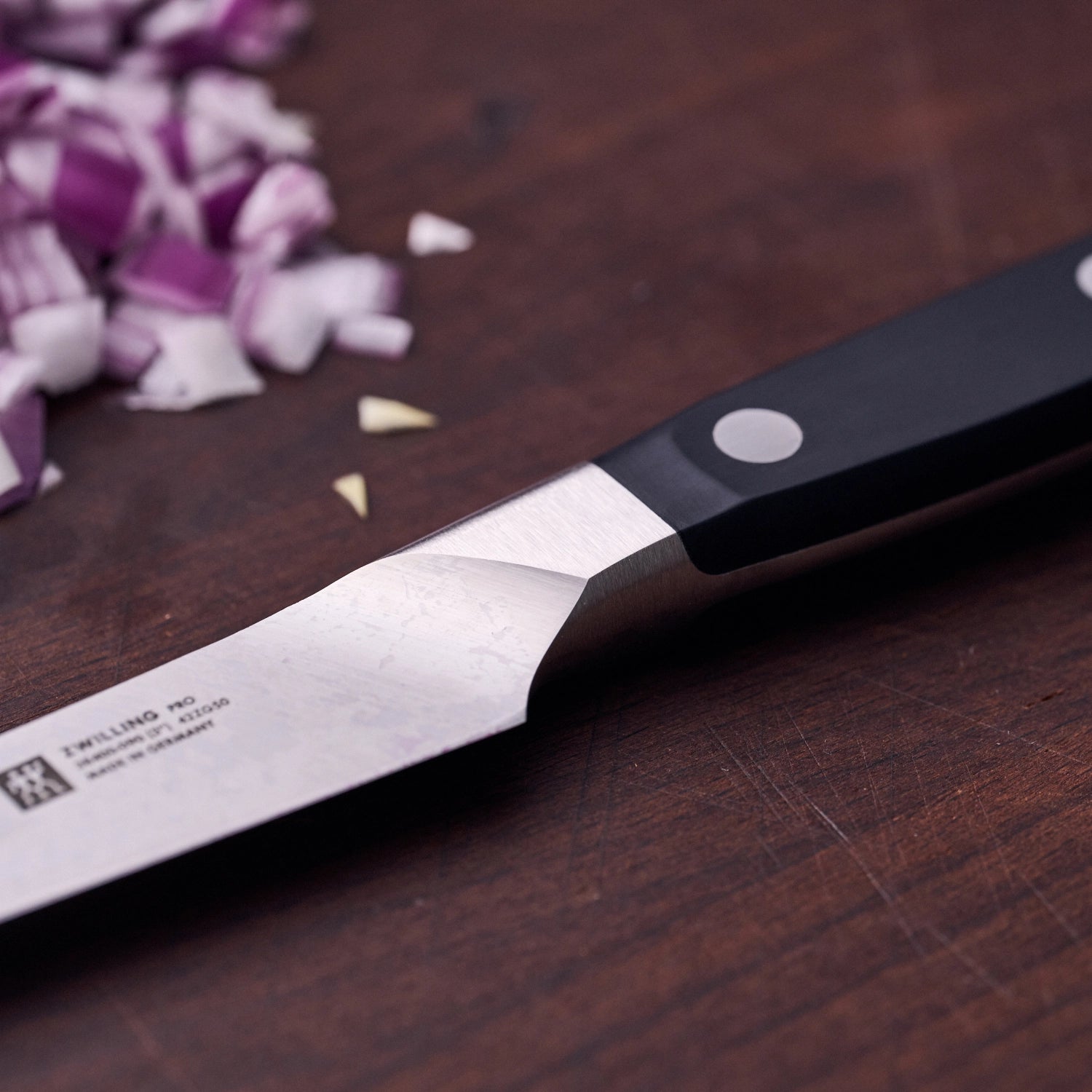 Erleben Sie das Zwilling Pro Gemüsemesser 90 mm – ein hochwertiges, vielseitiges Küchenmesser für präzises Schneiden von Gemüse und Obst.