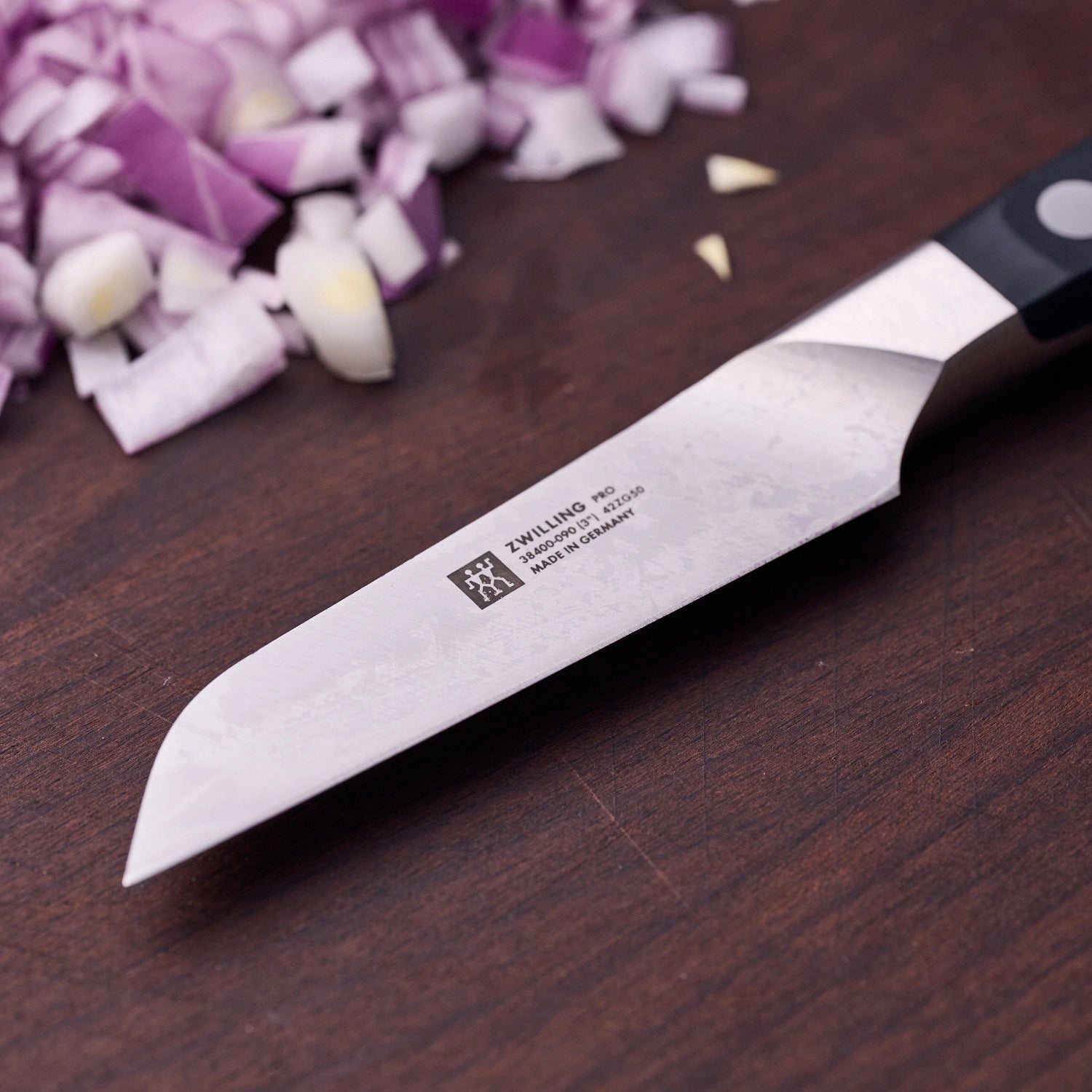 Entdecken Sie das Zwilling Pro Gemüsemesser 90 mm – Ihr perfekter Partner für präzises Schneiden in der Küche, vereint Qualität und elegantes Design.