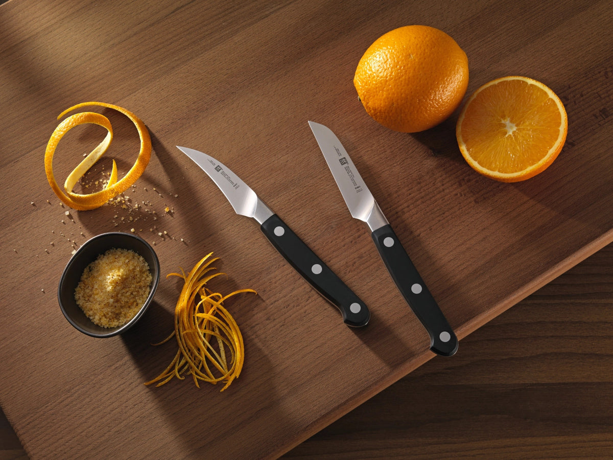 Zwilling Pro Gemüsemesser 90 mm in Schwarz präsentiert im Onlineshop von KAQTU Design AG. Küchenmesser ist von Zwilling Kitchen