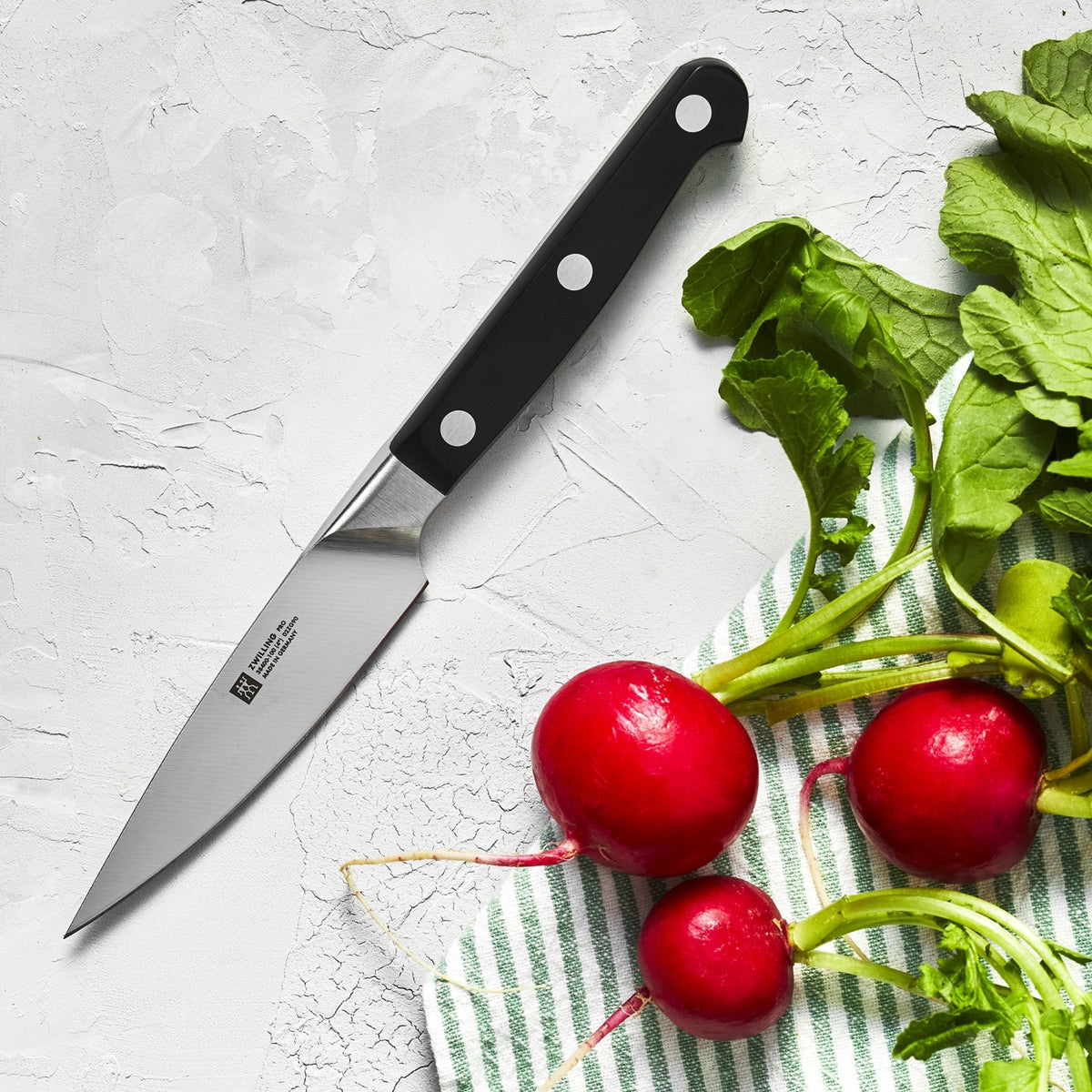 Zwilling Pro Spick- und Garniermesser 100 mm in Schwarz präsentiert im Onlineshop von KAQTU Design AG. Küchenmesser ist von Zwilling Kitchen