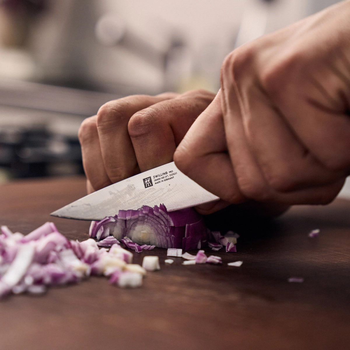 Zwilling Pro Spick- und Garniermesser 100 mm in Schwarz präsentiert im Onlineshop von KAQTU Design AG. Küchenmesser ist von Zwilling Kitchen