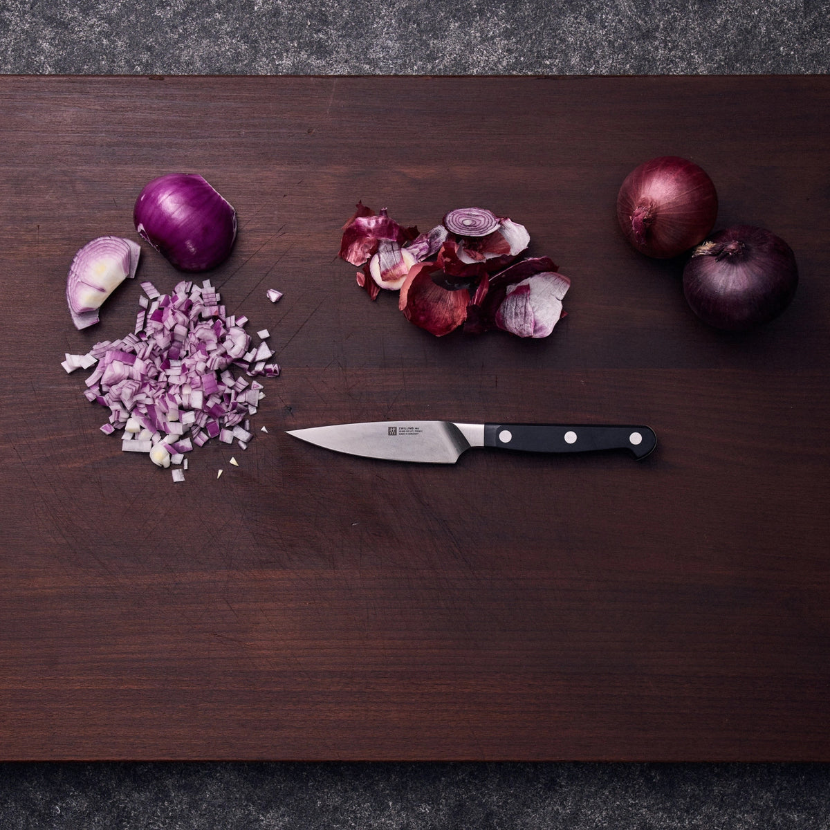 Zwilling Pro Spick- und Garniermesser 100 mm in Schwarz präsentiert im Onlineshop von KAQTU Design AG. Küchenmesser ist von Zwilling Kitchen