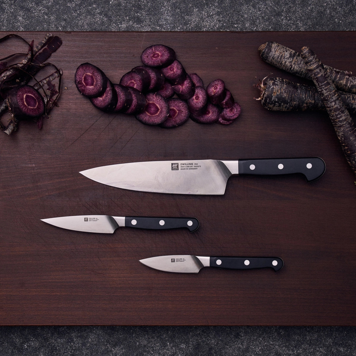 Zwilling Pro Spick- und Garniermesser 100 mm in Schwarz präsentiert im Onlineshop von KAQTU Design AG. Küchenmesser ist von Zwilling Kitchen