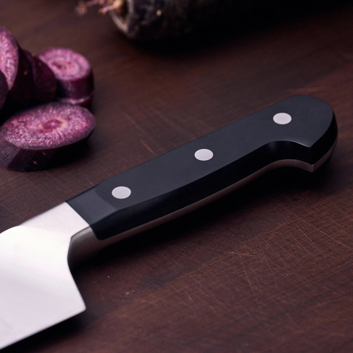Zwilling Pro Kochmesser, breite Klinge 160 mm in Schwarz präsentiert im Onlineshop von KAQTU Design AG. Küchenmesser ist von Zwilling Kitchen