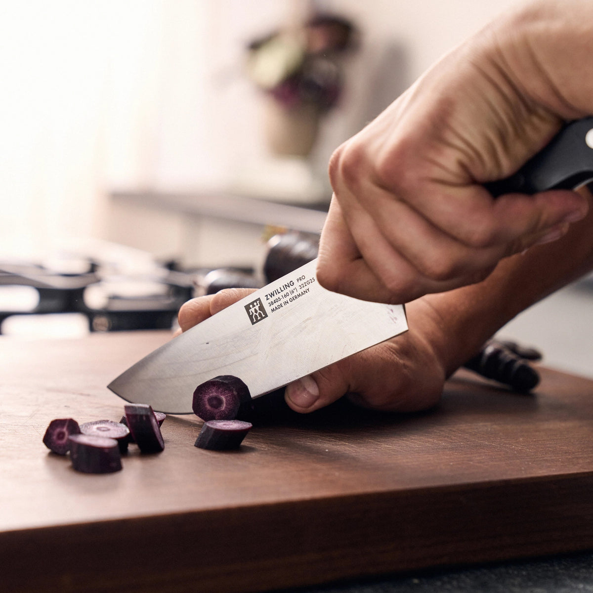 Zwilling Pro Kochmesser, breite Klinge 160 mm in Schwarz präsentiert im Onlineshop von KAQTU Design AG. Küchenmesser ist von Zwilling Kitchen