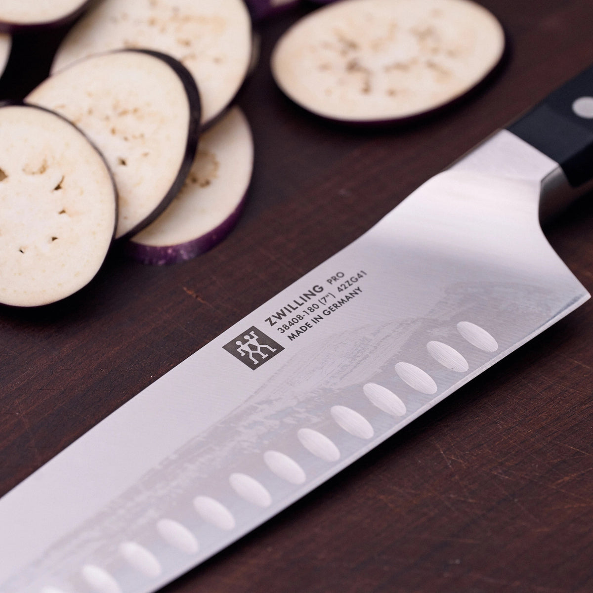 Zwilling Pro Santokumesser mit Kullen 180 mm in Schwarz präsentiert im Onlineshop von KAQTU Design AG. Küchenmesser ist von Zwilling Kitchen