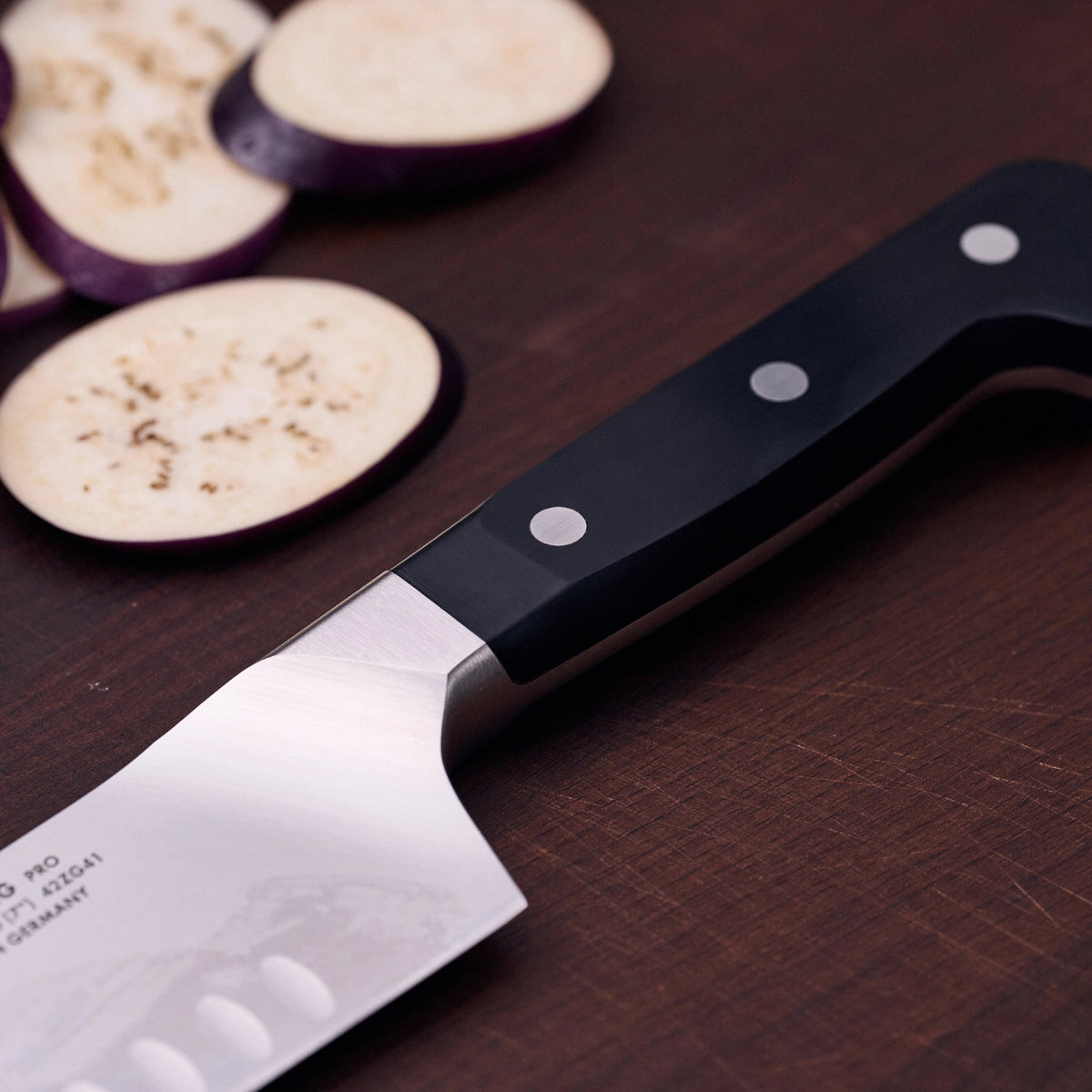 Zwilling Pro Santokumesser mit Kullen 180 mm in Schwarz präsentiert im Onlineshop von KAQTU Design AG. Küchenmesser ist von Zwilling Kitchen