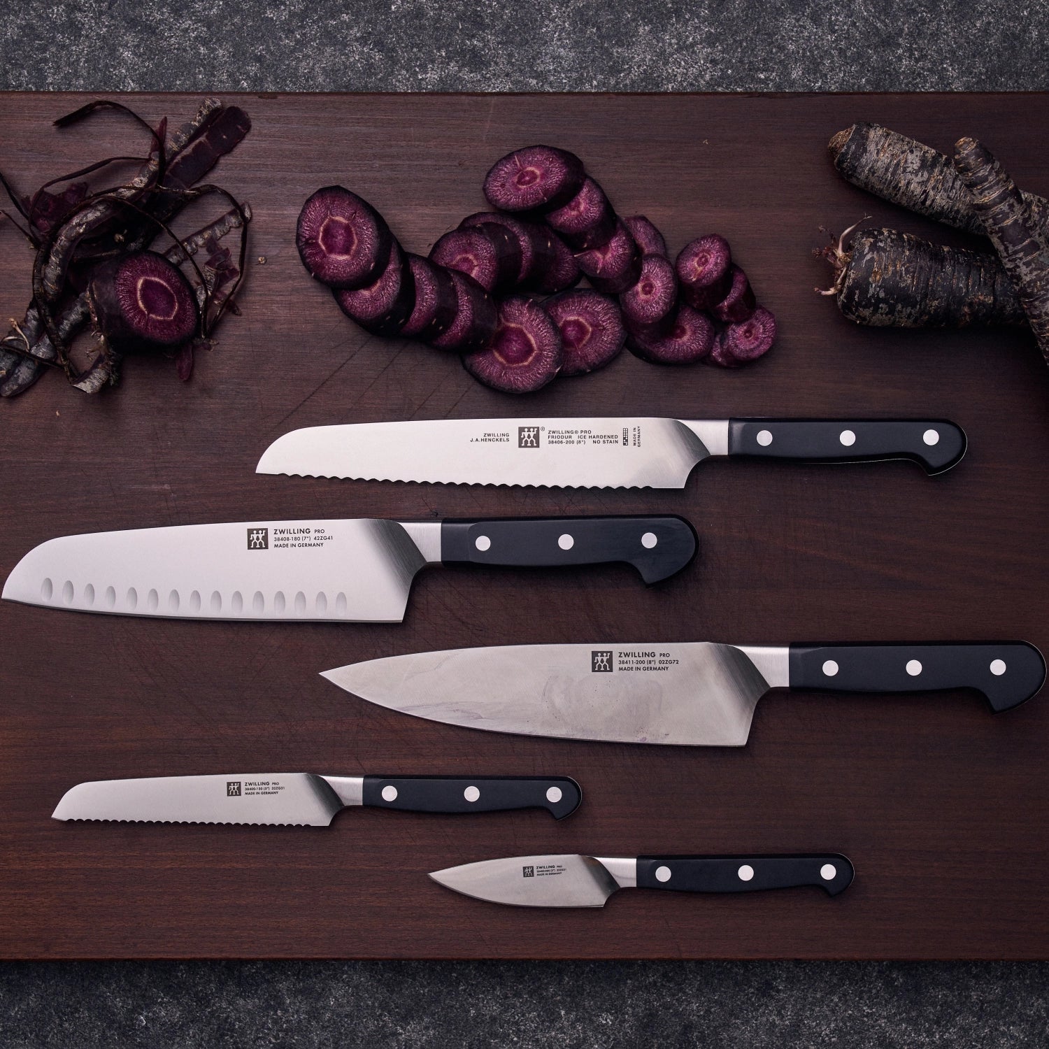 Erleben Sie das Zwilling Pro Santokumesser 180 mm mit Kullen – ideal für präzises Schneiden von Fleisch, Fisch und Gemüse in Ihrer Küche.