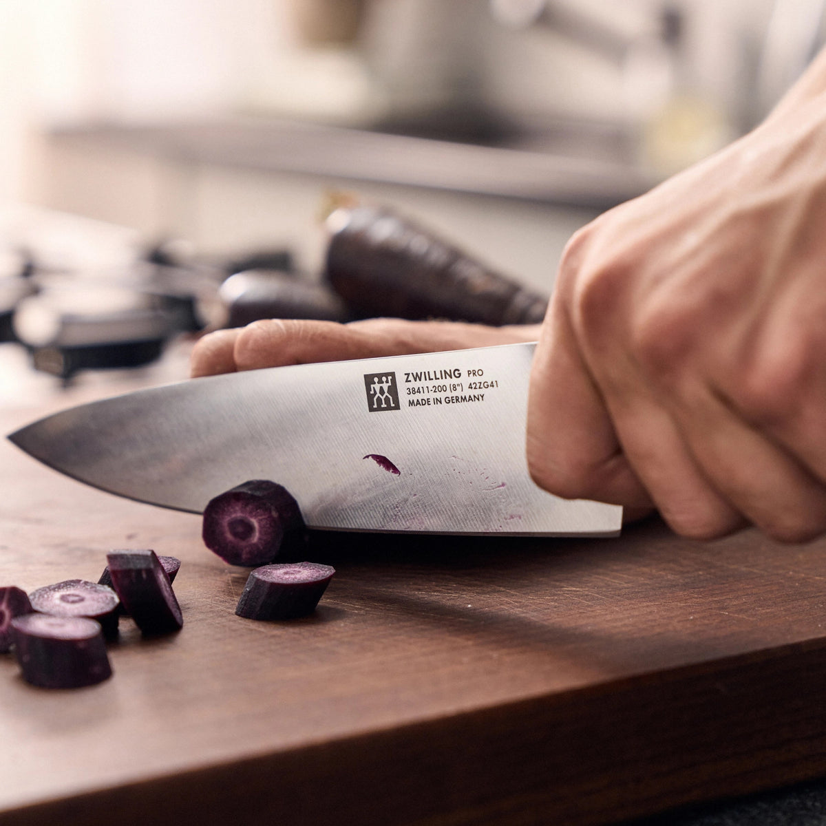 Zwilling Pro Kochmesser, 200 mm in Schwarz präsentiert im Onlineshop von KAQTU Design AG. Küchenmesser ist von Zwilling Kitchen