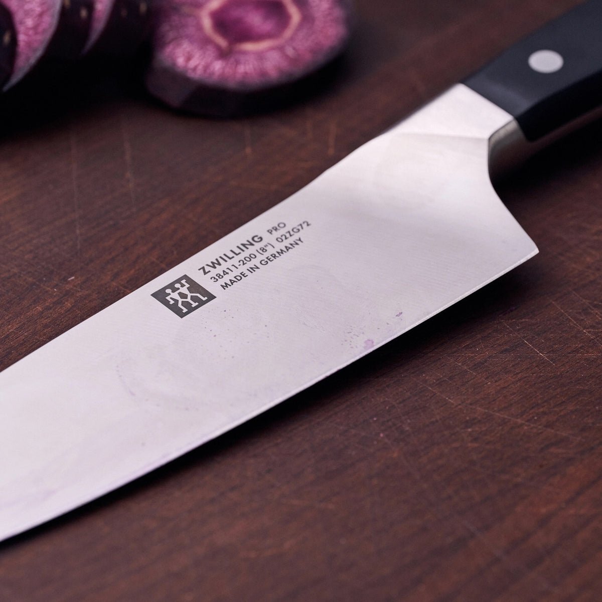 Zwilling Pro Kochmesser, 200 mm in Schwarz präsentiert im Onlineshop von KAQTU Design AG. Küchenmesser ist von Zwilling Kitchen