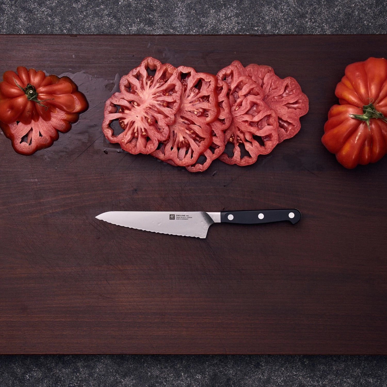 Erleben Sie das Zwilling Pro Ladies Knife mit 140 mm Wellenschliff – perfekt für müheloses Schneiden von Brot und Gemüse. Komfortable Handhabung garantiert!