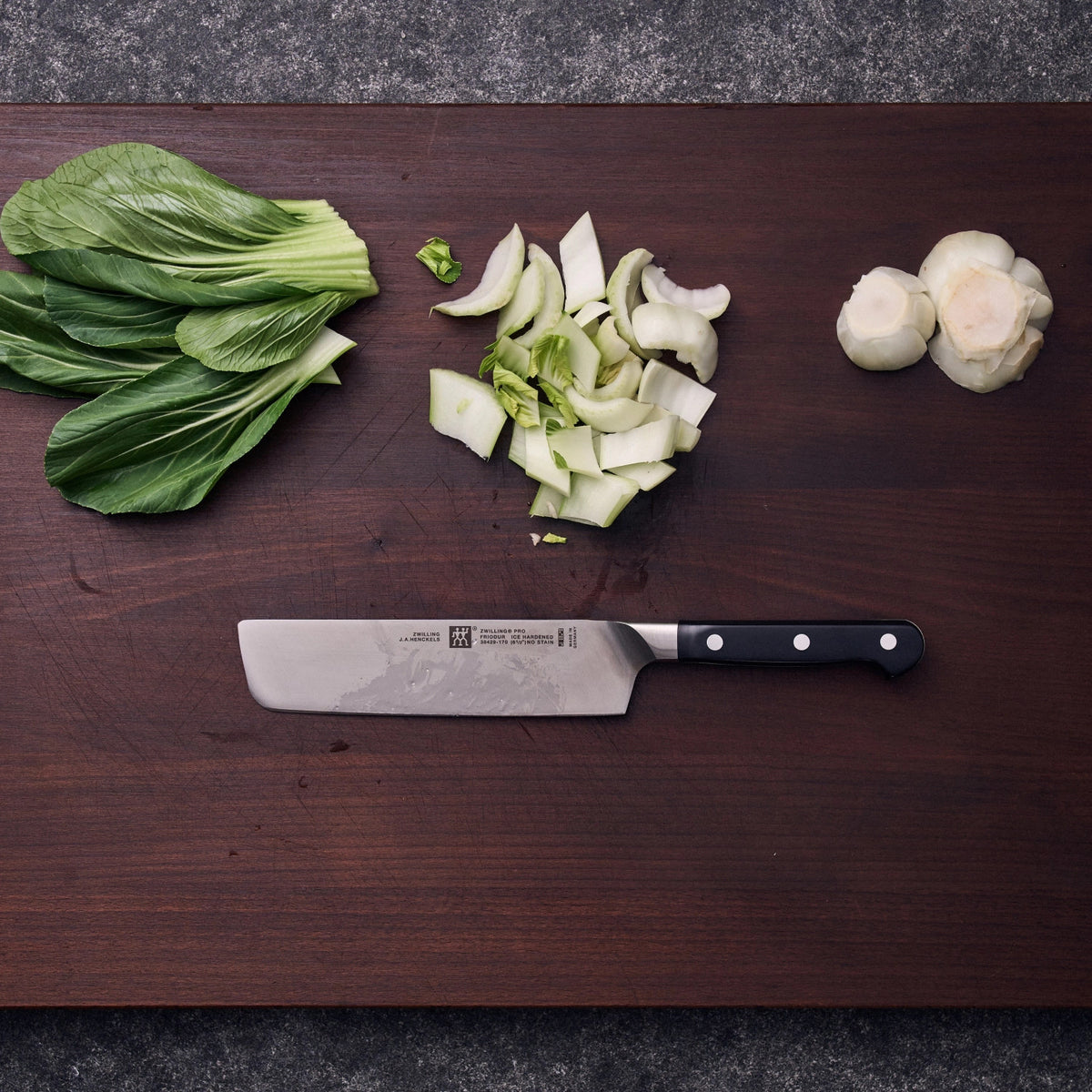Zwilling Pro Nakiri 170mm in Schwarz präsentiert im Onlineshop von KAQTU Design AG. Küchenmesser ist von Zwilling Kitchen