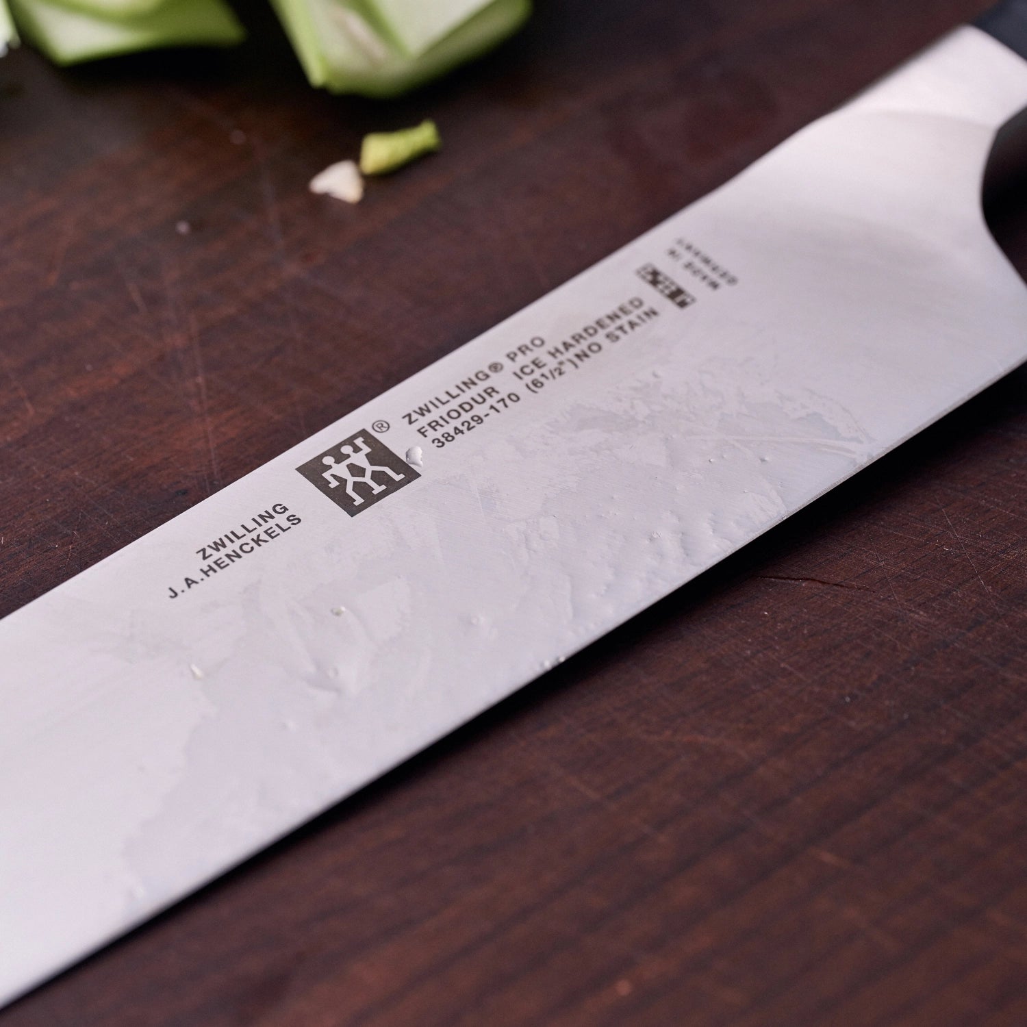 Erleben Sie das Zwilling Pro Nakiri 170mm – das perfekte Küchenmesser für präzise und mühelose Gemüseschnitte, ideal für jede Küche.