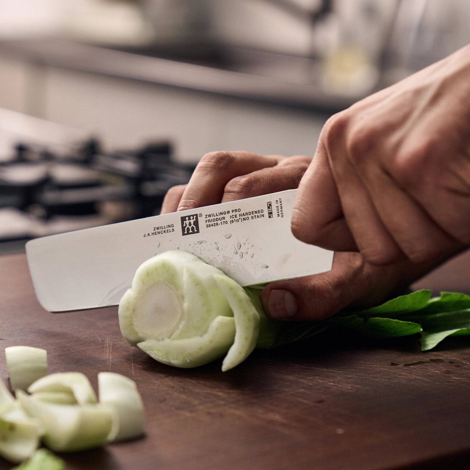 Erleben Sie mit dem Zwilling Pro Nakiri 170mm ein erstklassiges Küchenmesser, das für präzise Schnitte und exzellente Ergonomie steht.