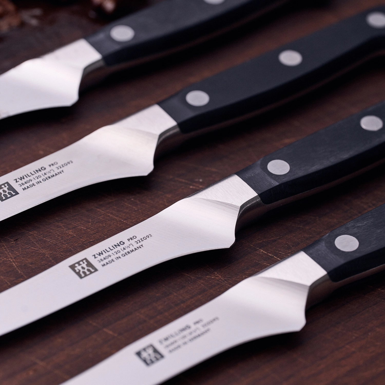 Erleben Sie das Zwilling Pro Steakmesser Set: Präzise geschmiedete Klingen aus Spezialstahl, ergonomische Griffe und müheloser Genuss für jedes Steak.
