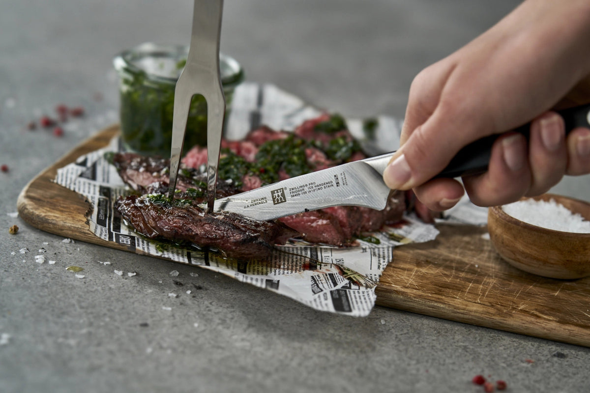 Zwilling Pro 4er Set Steakmesser Pro in Schwarz präsentiert im Onlineshop von KAQTU Design AG. Küchenmesser ist von Zwilling Kitchen