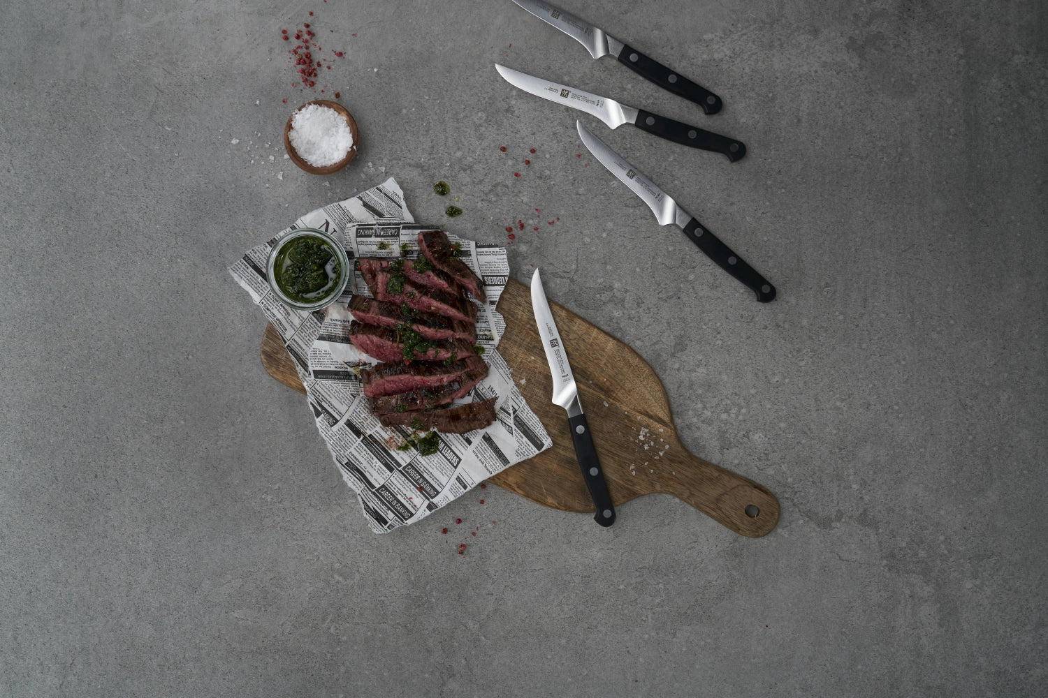 Entdecken Sie das Zwilling Pro Steakmesser Set: Hochwertige, gezahnte Klingen aus rostfreiem Spezialstahl für perfekten Schnitt und eleganten Genuss.